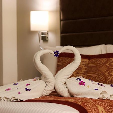 Mahagun Sarovar Portico Suites Газиабад Экстерьер фото