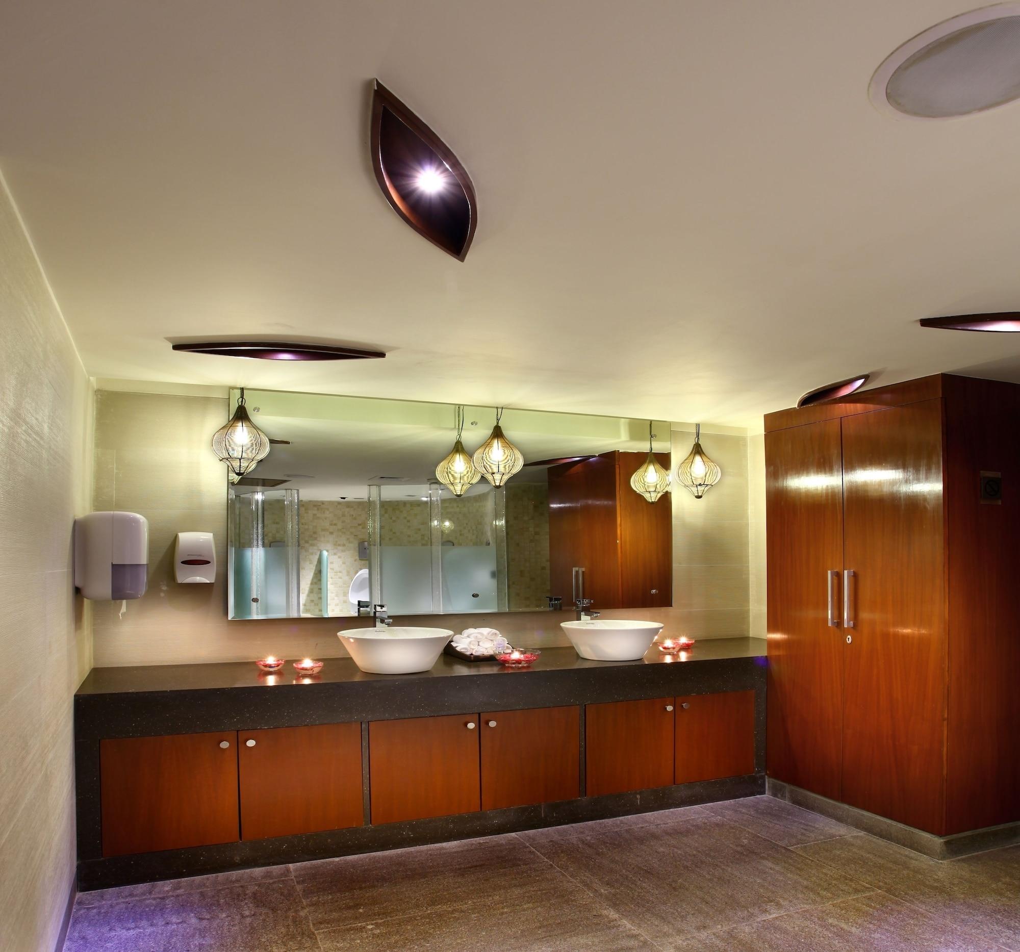 Mahagun Sarovar Portico Suites Газиабад Экстерьер фото