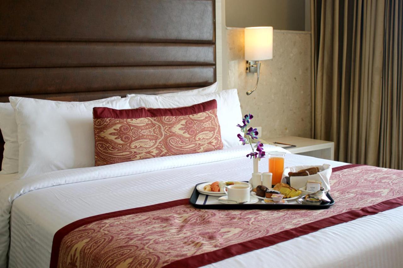 Mahagun Sarovar Portico Suites Газиабад Экстерьер фото