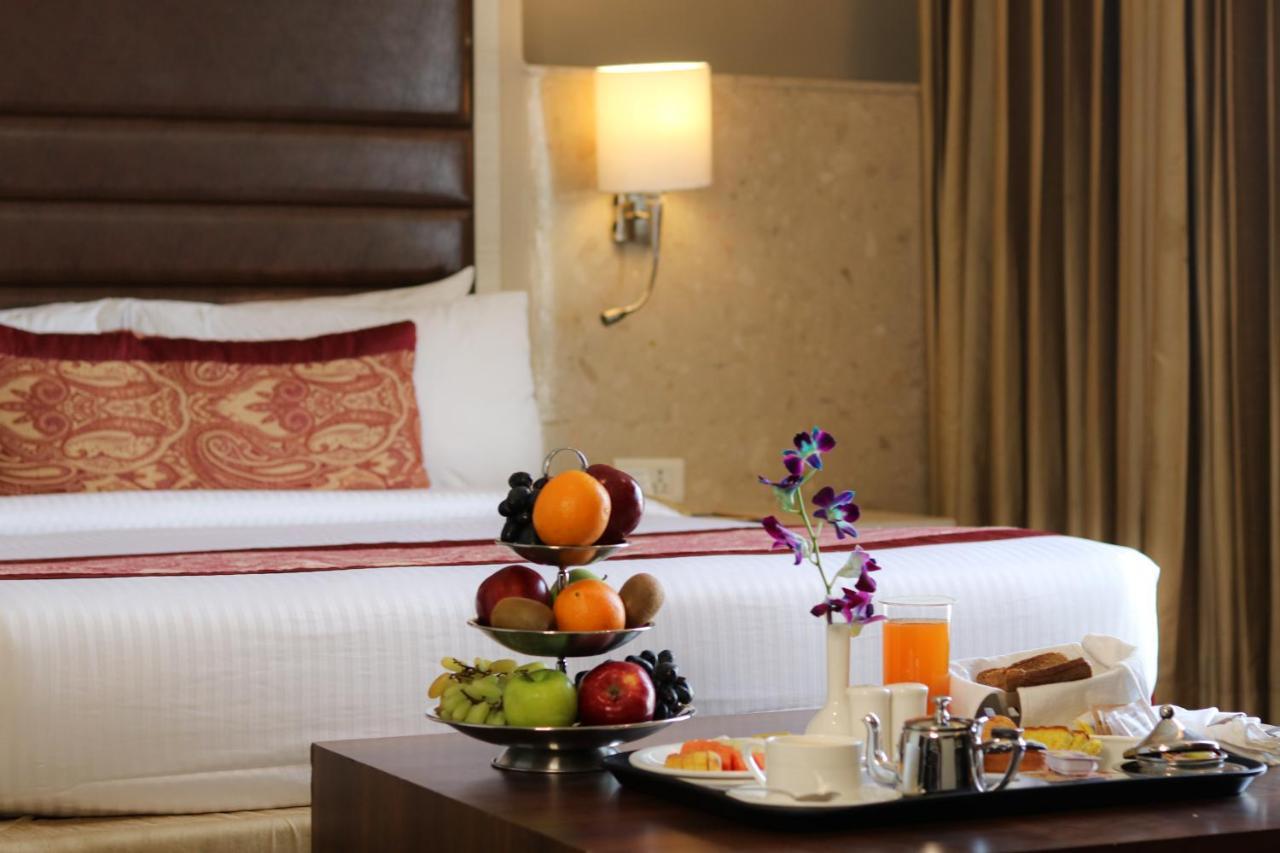 Mahagun Sarovar Portico Suites Газиабад Экстерьер фото