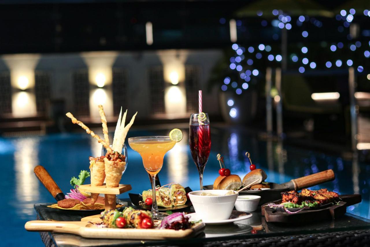 Mahagun Sarovar Portico Suites Газиабад Экстерьер фото