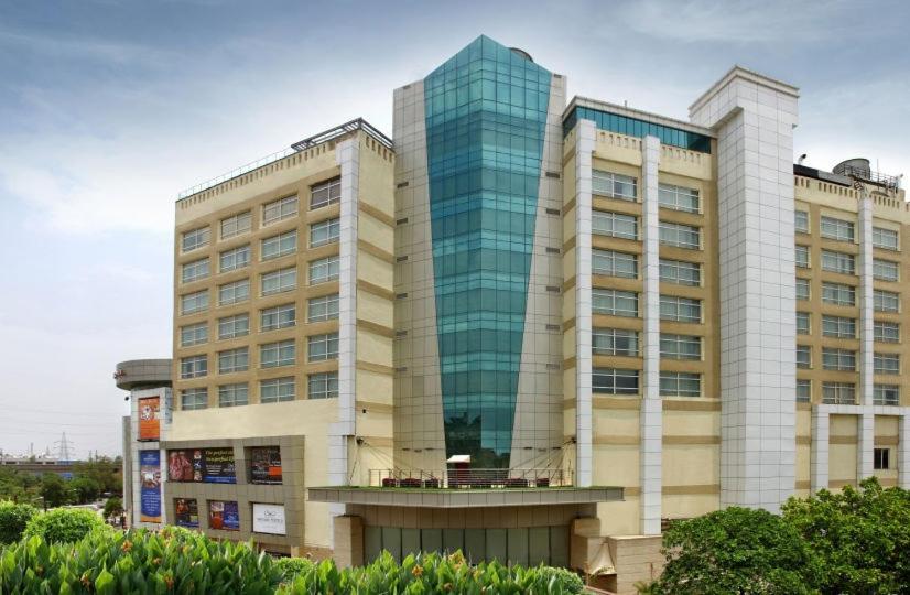 Mahagun Sarovar Portico Suites Газиабад Экстерьер фото