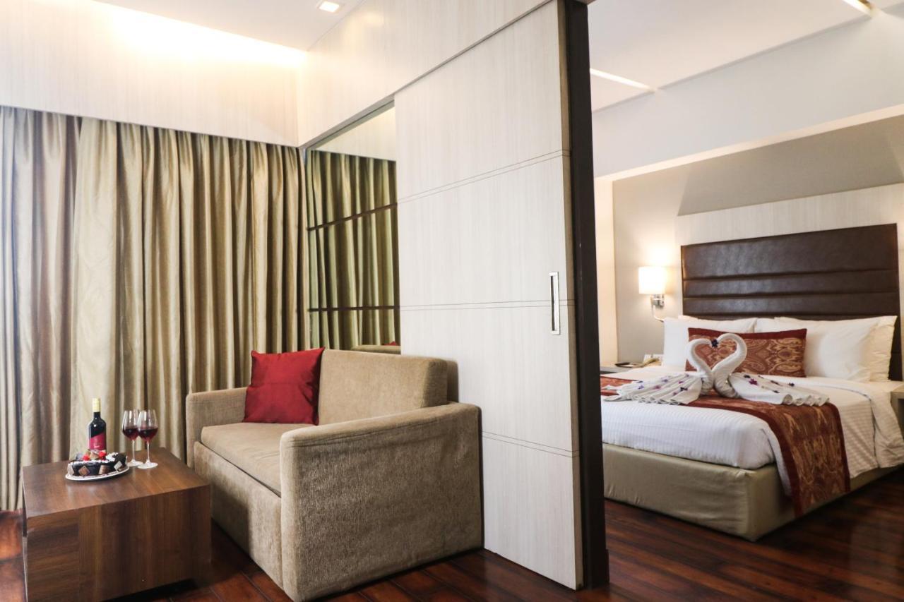 Mahagun Sarovar Portico Suites Газиабад Экстерьер фото