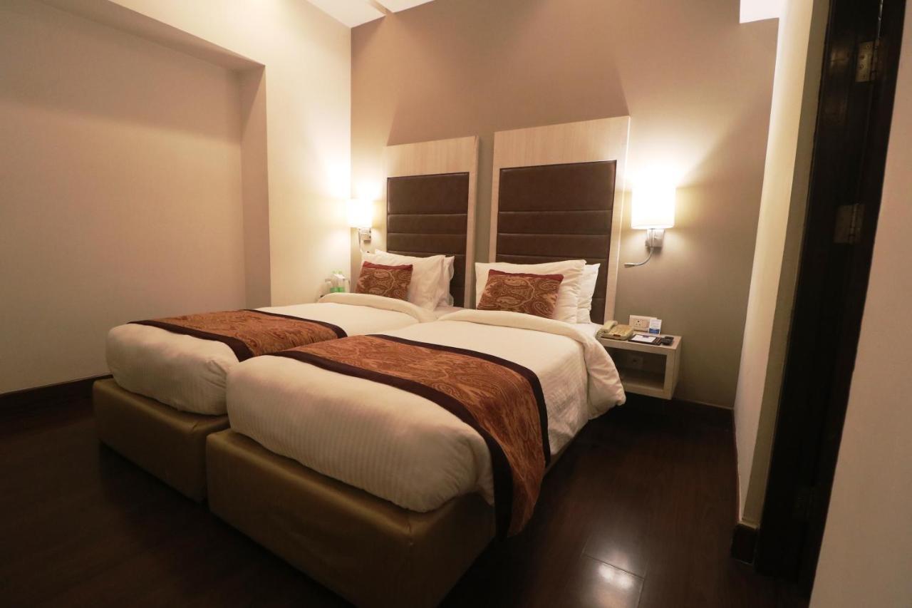 Mahagun Sarovar Portico Suites Газиабад Экстерьер фото