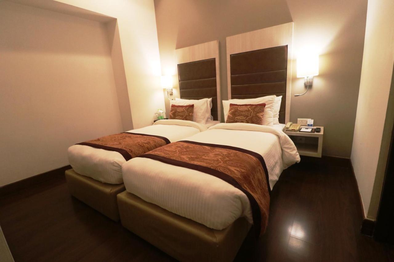 Mahagun Sarovar Portico Suites Газиабад Экстерьер фото