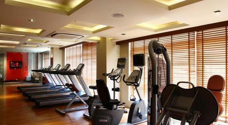 Mahagun Sarovar Portico Suites Газиабад Экстерьер фото
