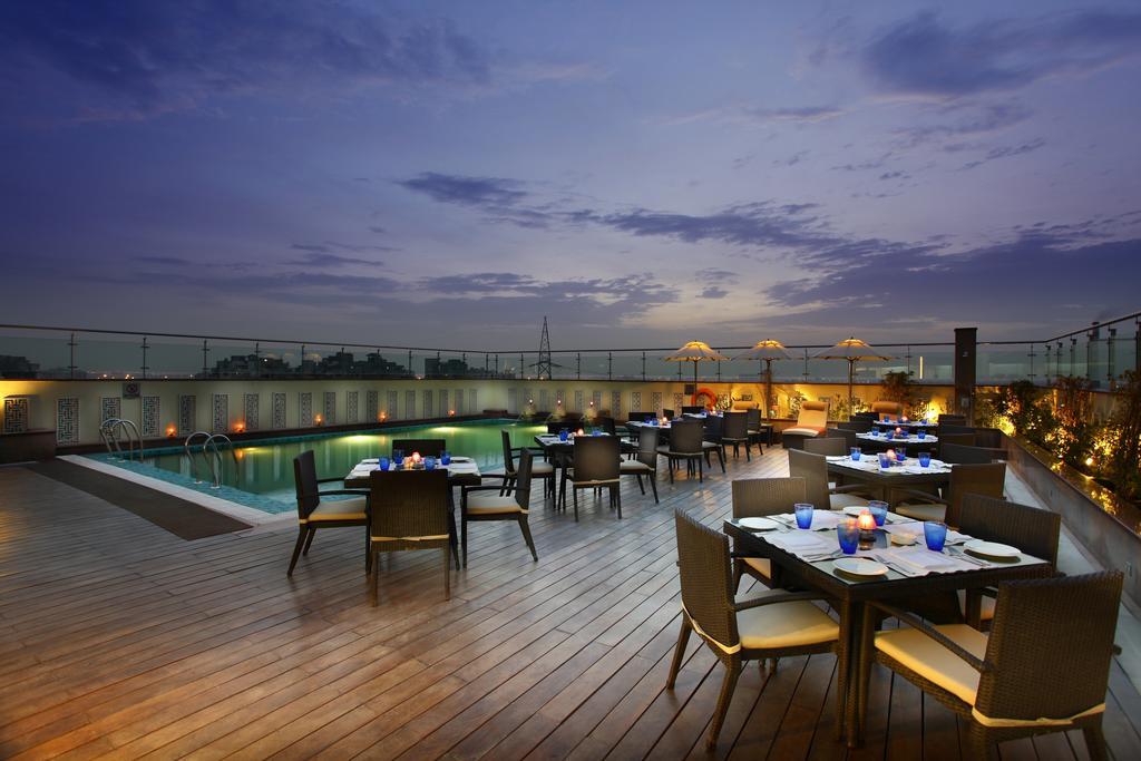 Mahagun Sarovar Portico Suites Газиабад Экстерьер фото