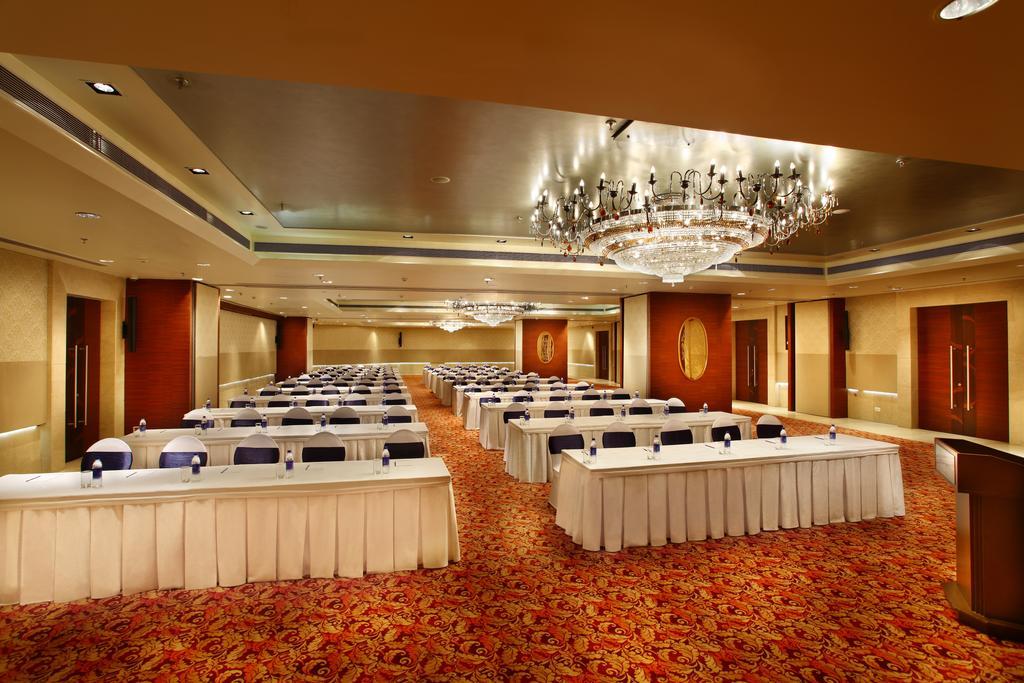 Mahagun Sarovar Portico Suites Газиабад Экстерьер фото