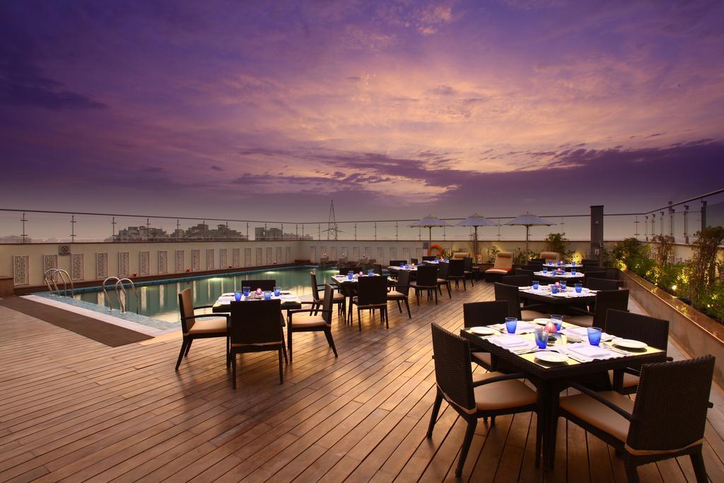 Mahagun Sarovar Portico Suites Газиабад Экстерьер фото