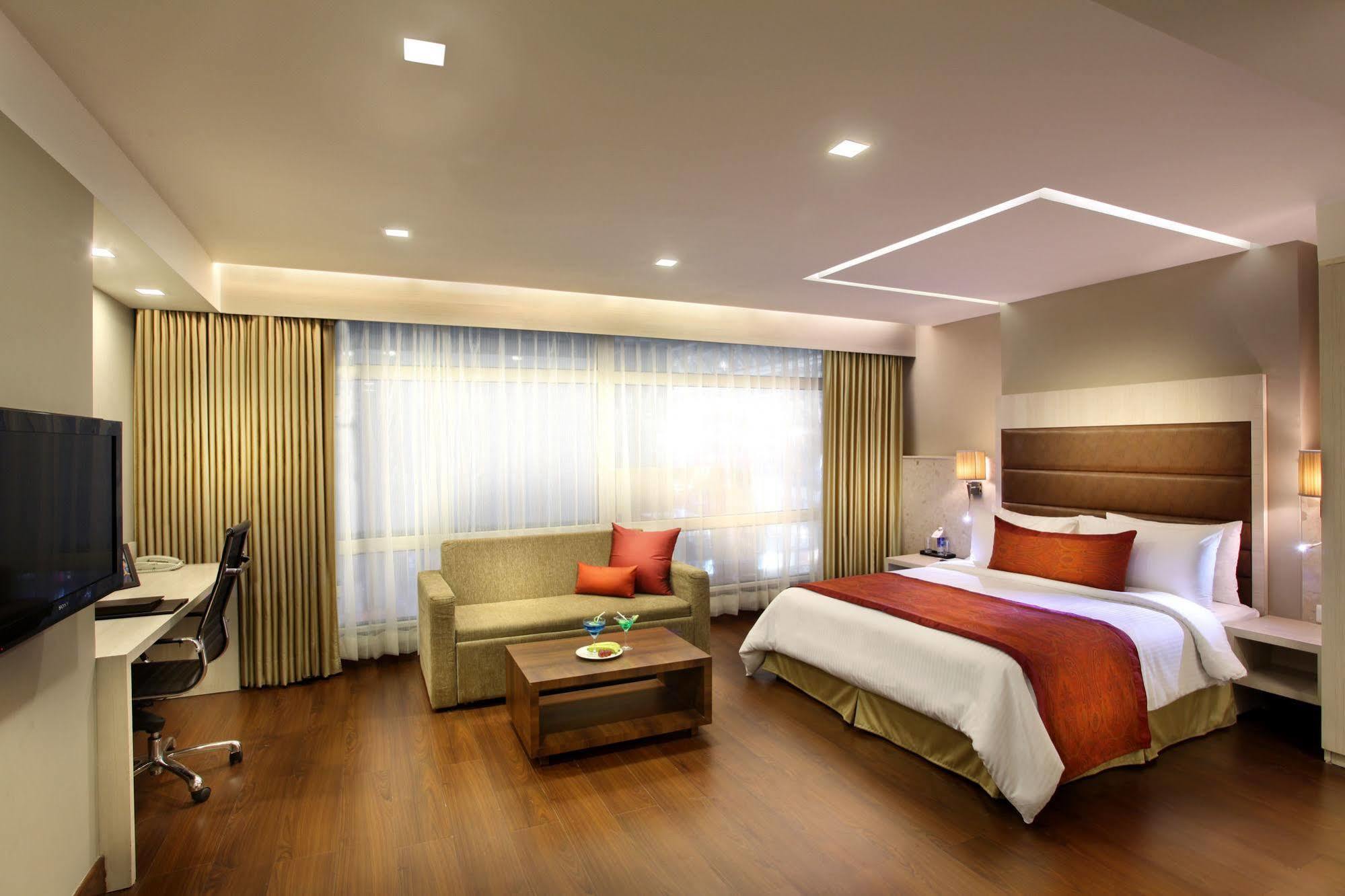 Mahagun Sarovar Portico Suites Газиабад Экстерьер фото