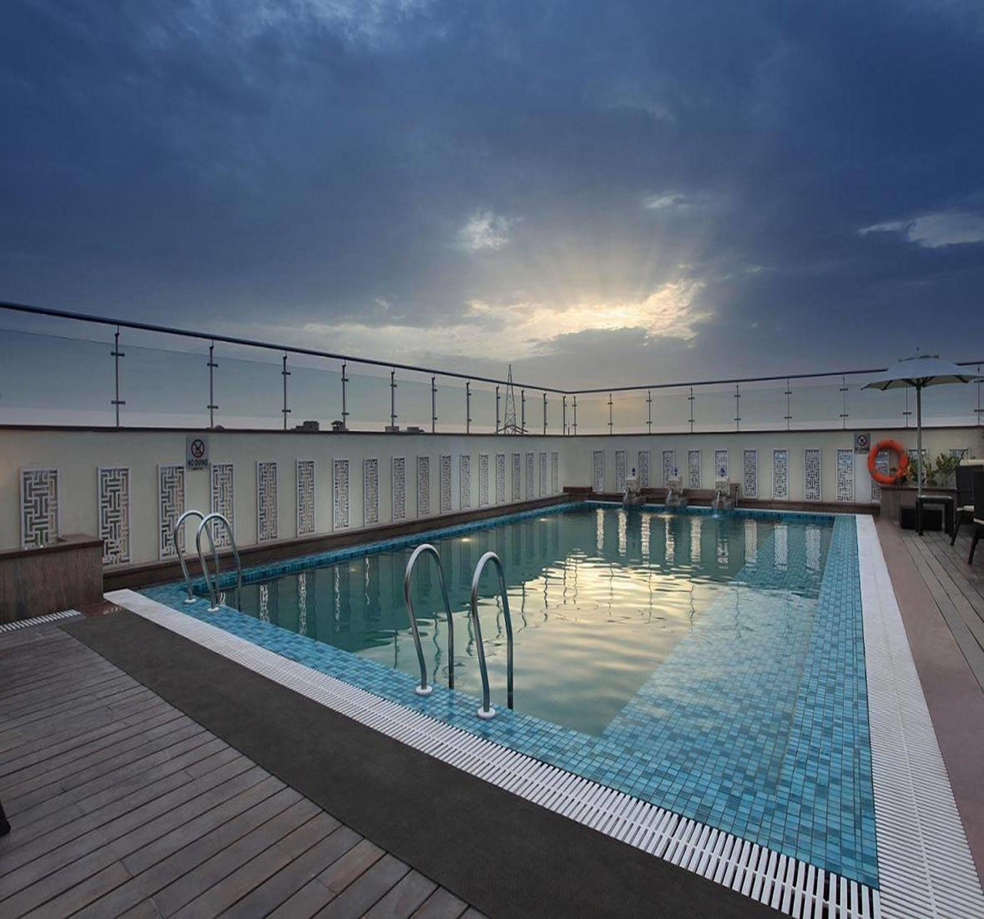 Mahagun Sarovar Portico Suites Газиабад Экстерьер фото