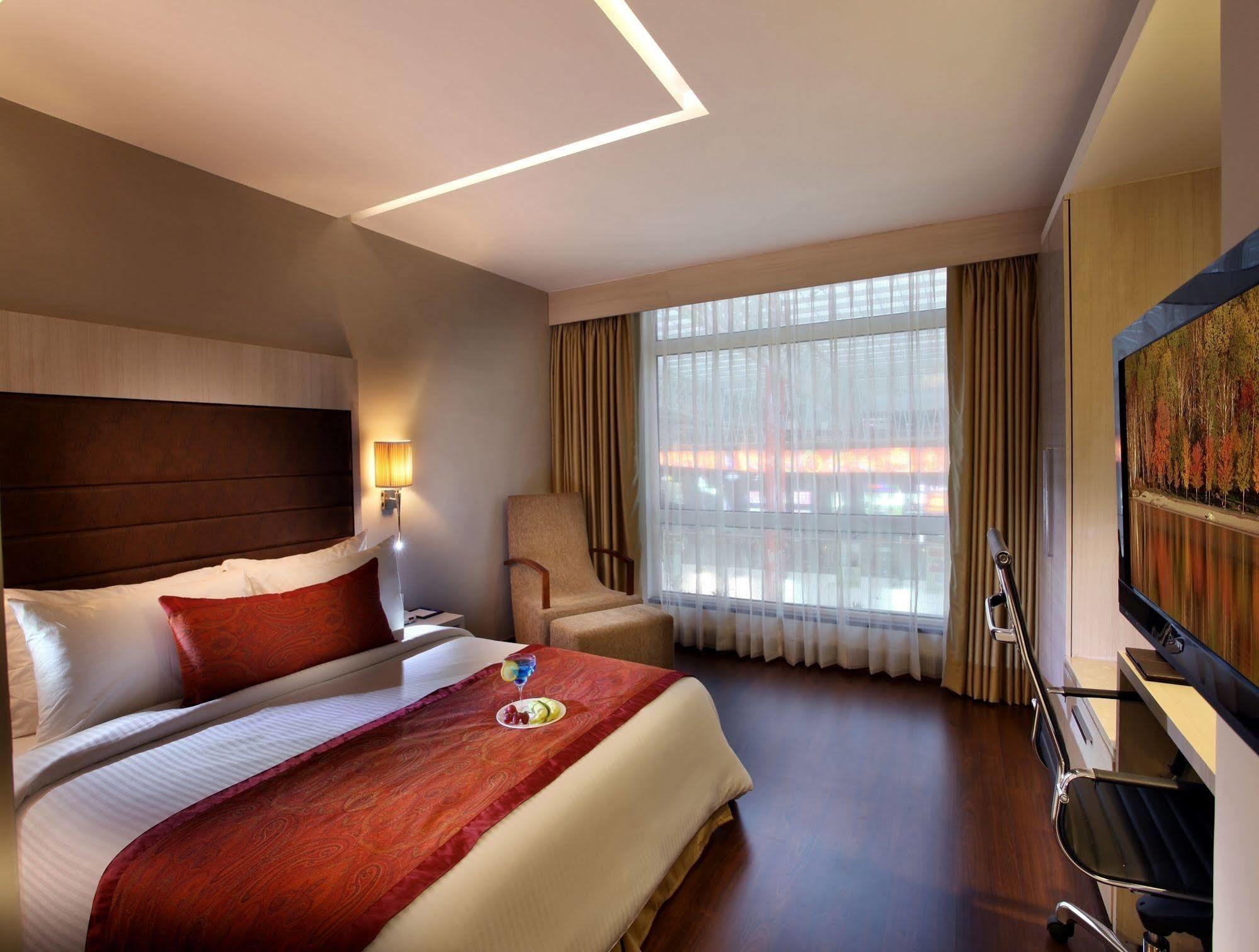 Mahagun Sarovar Portico Suites Газиабад Экстерьер фото