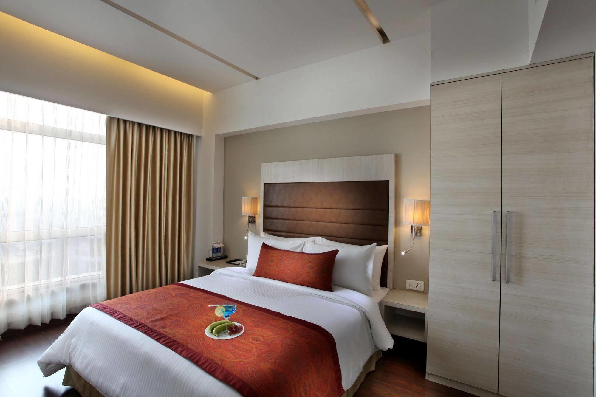 Mahagun Sarovar Portico Suites Газиабад Экстерьер фото