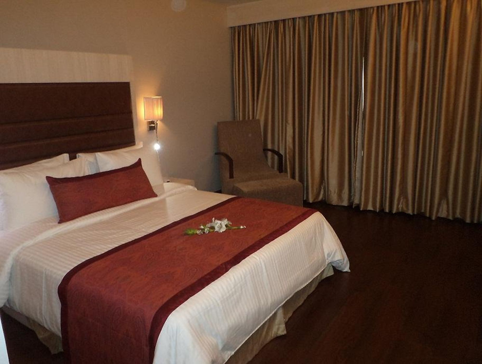 Mahagun Sarovar Portico Suites Газиабад Экстерьер фото