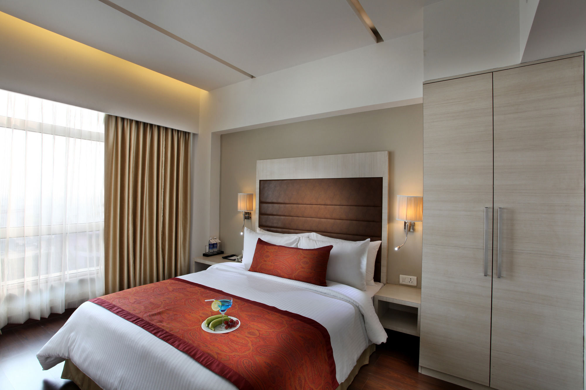 Mahagun Sarovar Portico Suites Газиабад Экстерьер фото