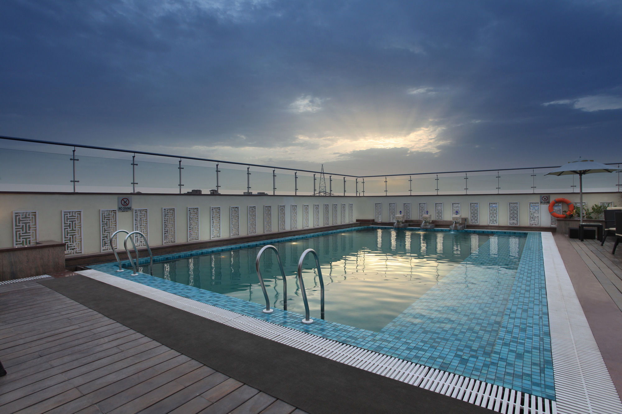 Mahagun Sarovar Portico Suites Газиабад Экстерьер фото