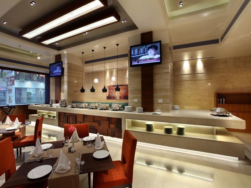 Mahagun Sarovar Portico Suites Газиабад Экстерьер фото