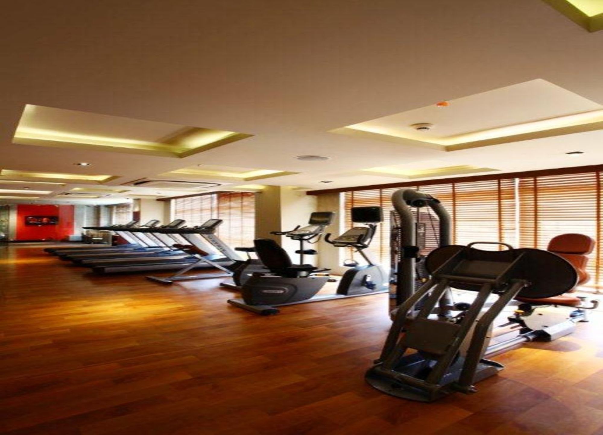 Mahagun Sarovar Portico Suites Газиабад Экстерьер фото