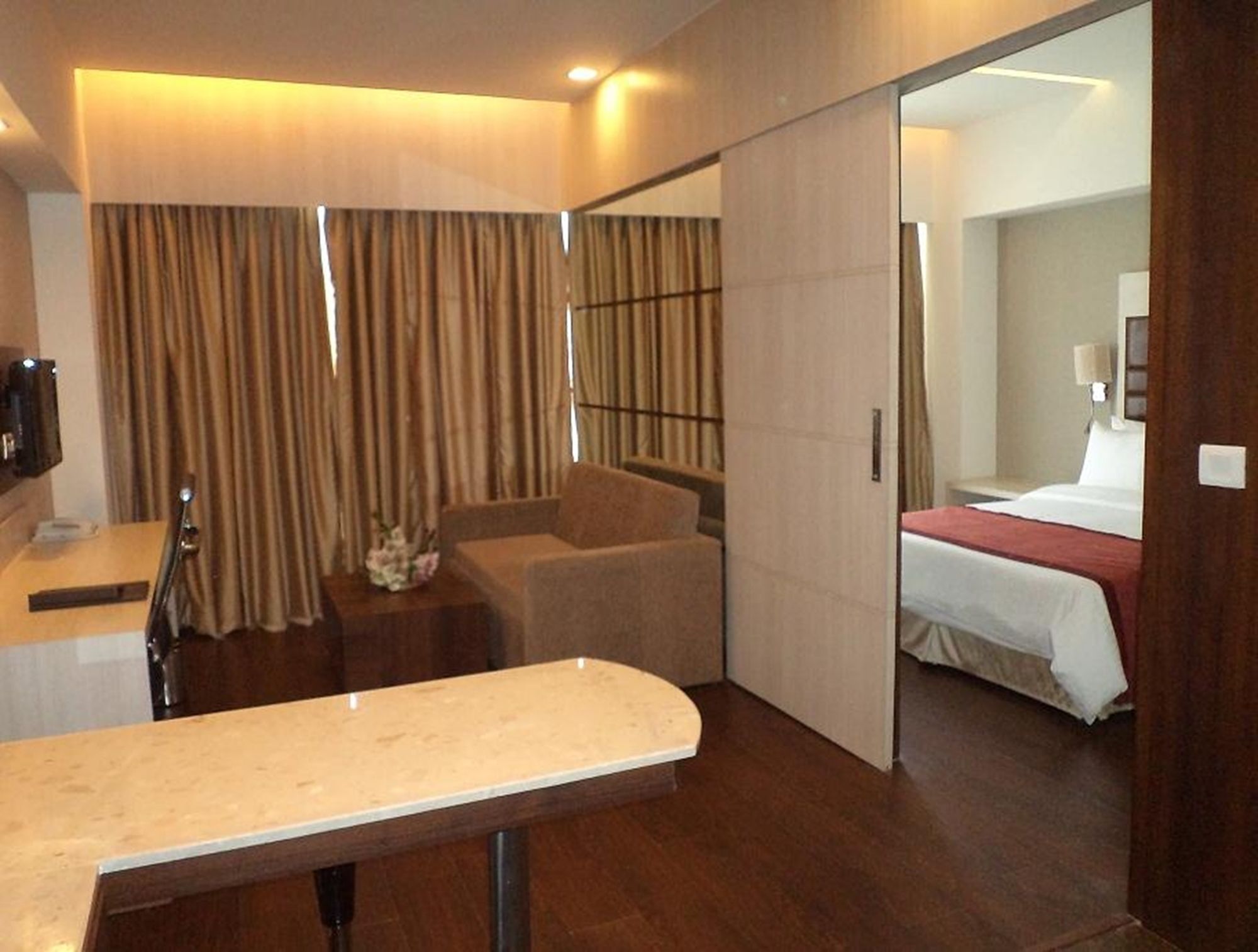 Mahagun Sarovar Portico Suites Газиабад Экстерьер фото