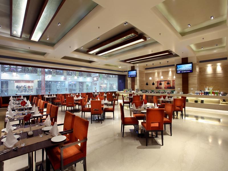 Mahagun Sarovar Portico Suites Газиабад Экстерьер фото