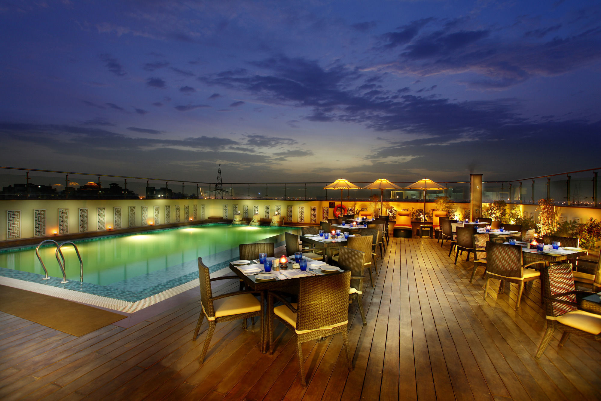 Mahagun Sarovar Portico Suites Газиабад Экстерьер фото